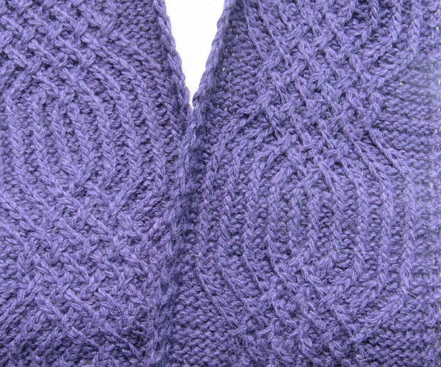 close up of the narrow cable motif