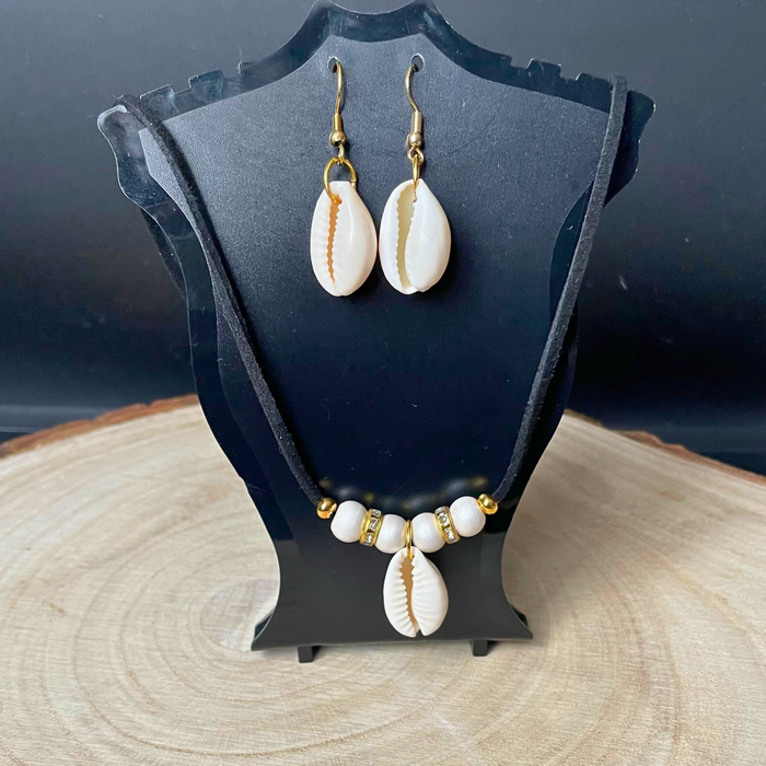 Cowry Shell Pendant necklace (4)