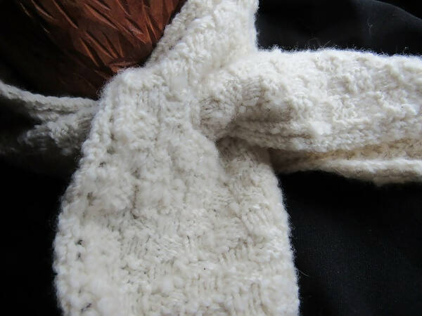 Knitted Cormo keyhole scarf